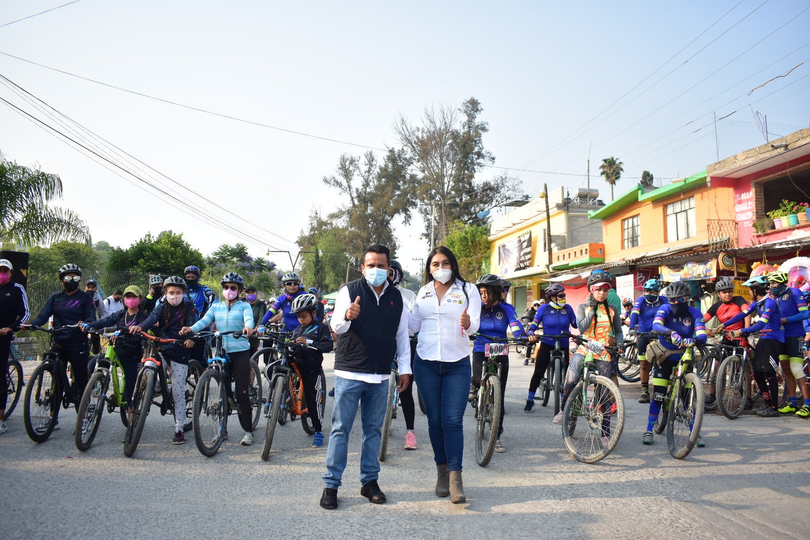 Ciclistas de Tezontepec, conmemoran día naranja en el marco de la campaña de Irene Soto